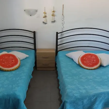 شقة & Christina سارتي