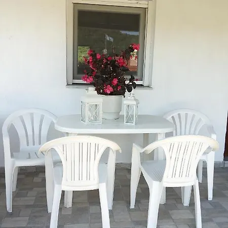 & Christina شقة *