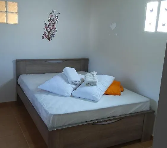 & Christina Apartman Szárti